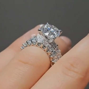 Luxury Round Cut Wedding Ring Set